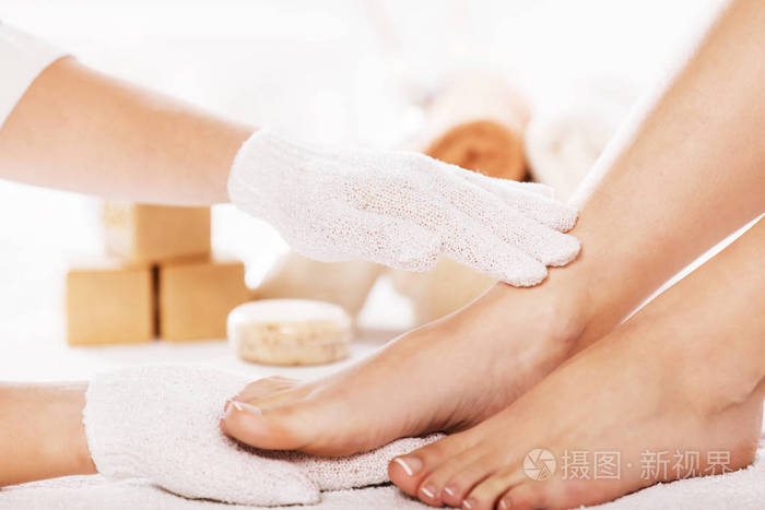 年轻女人享受足疗照片-正版商用图片1riuqc-摄图新视界