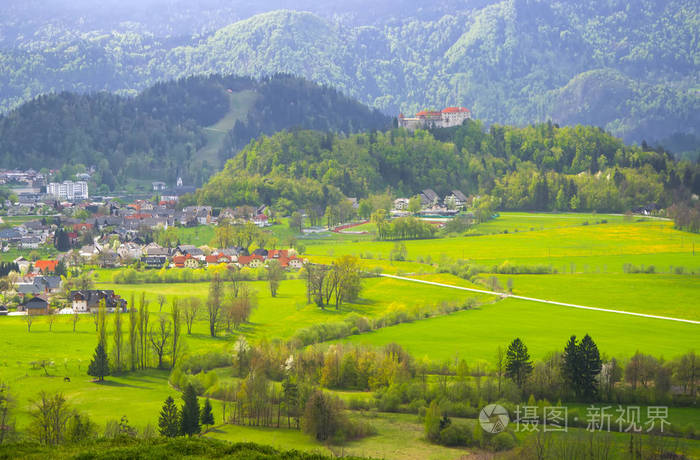 阳光照射的高山山谷和斯洛文尼亚村庄，在春季的一天