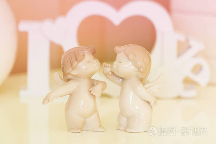 两个天使木制字母形成爱词