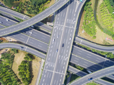 公路立交桥的鸟瞰图城市道路鸟瞰图.汽车跨越立交立交桥.