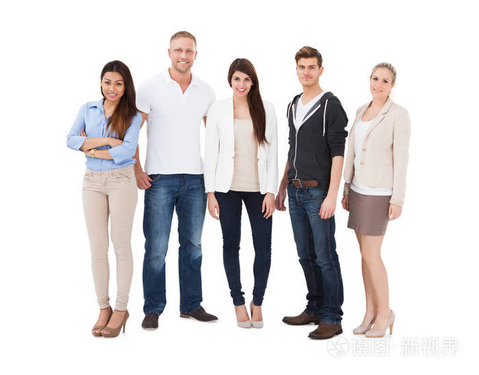 一群年轻人站在白色背景上排成一排
