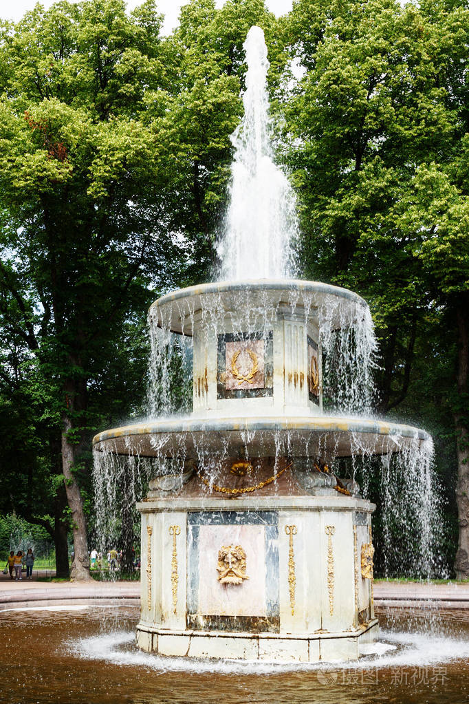 在petergof 的罗马碗喷泉