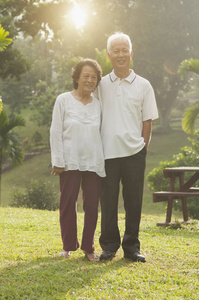 亚洲老年人夫妻散步在室外公园图片