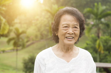 快乐的亚洲老年人女人嘲笑户外图片