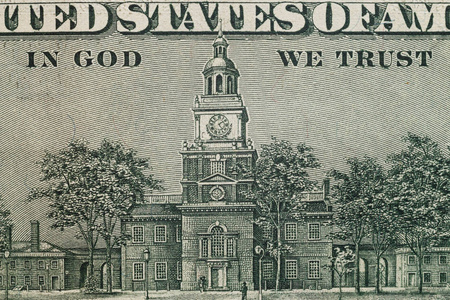 请随手关闭电源关闭美国一百美元的钞票背面的图像.顶视图照片