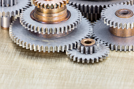 黄铜齿轮工业机械划伤的黄铜背景上的各种齿轮照片