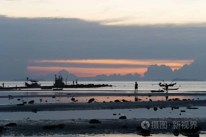 苏梅岛，泰国的海景。船在日落时