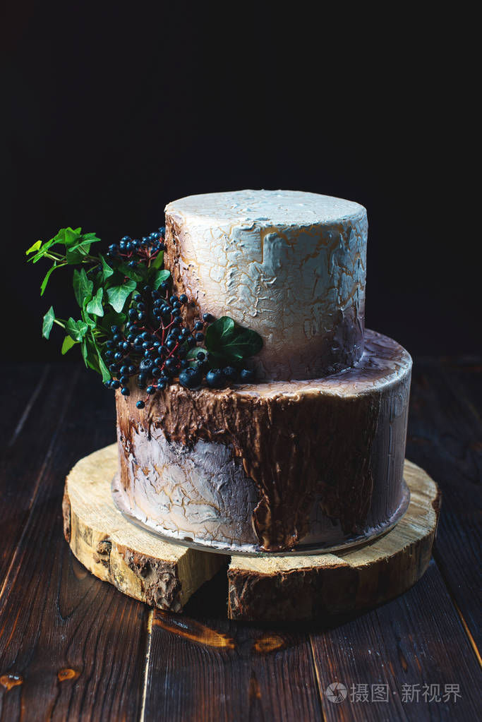 婚礼蛋糕的树桩木头和树皮形式