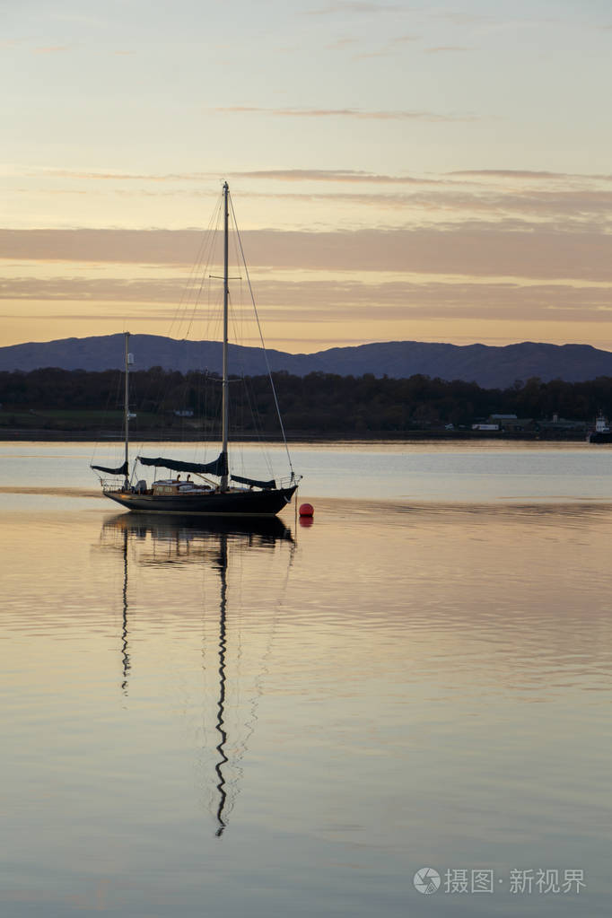 在日落时湖上的泛舟