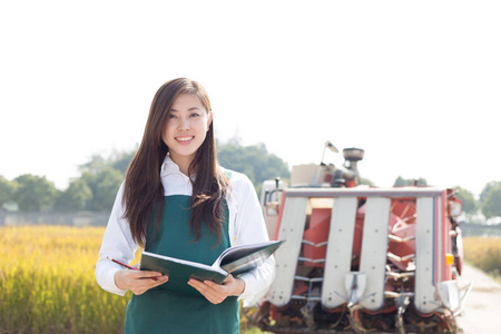 女人农学家收割机谷物场中图片