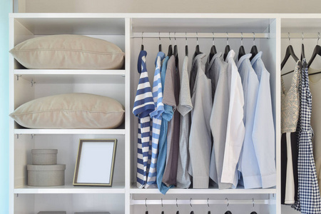 现代衣柜的衣服挂在白色衣柜行图片