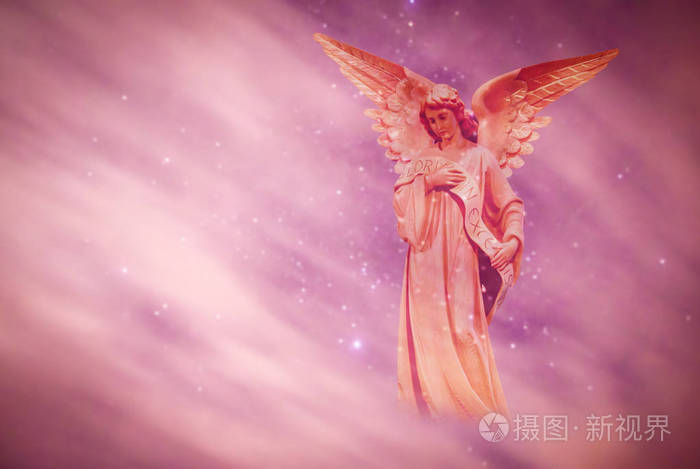 在紫色背景下天堂的天使