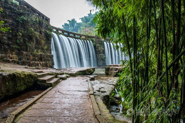 蜀南竹海风景名胜区竹林的瀑布