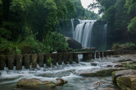 蜀南竹海风景名胜区竹林的瀑布图片