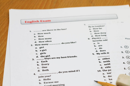 桌子上的英语考试图片