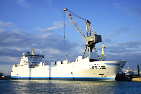 拖船拖曳驳船图片