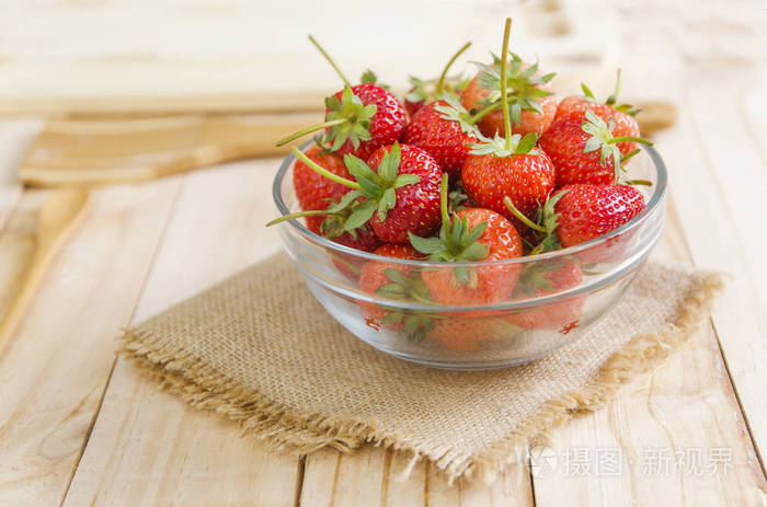 近摄镜头自然新鲜草莓在木制的玻璃碗