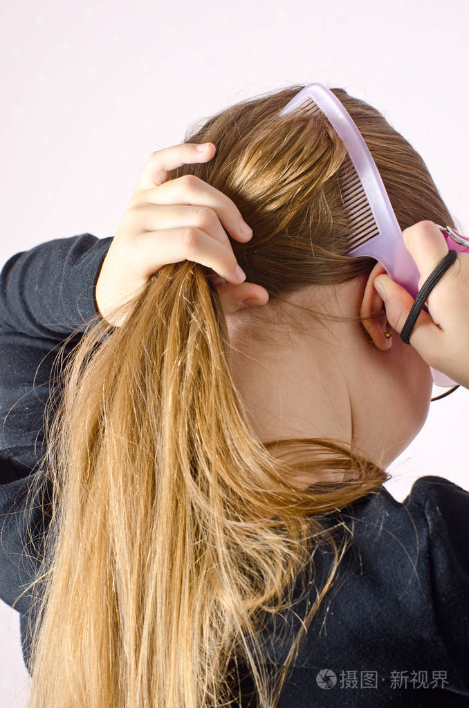 金色头发梳的年轻女孩