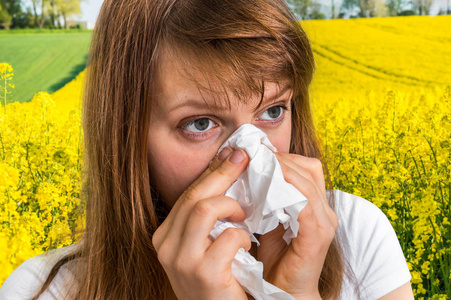 芥末场过敏的女人照片
