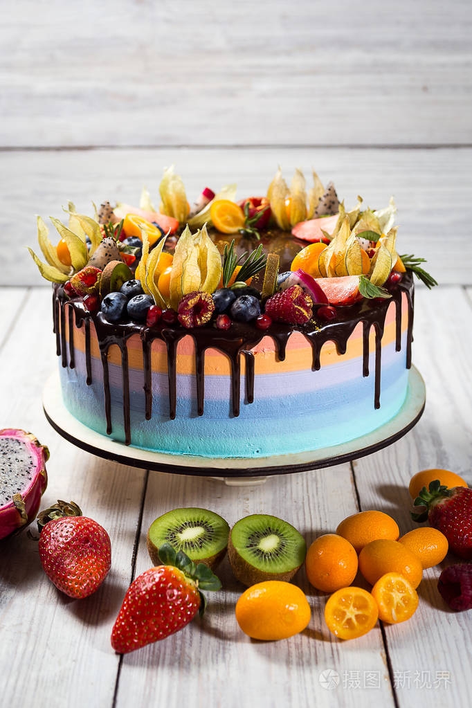 顶级 view.colorful 的美味蛋糕,五颜六色的奶油, 木制背景,把门关