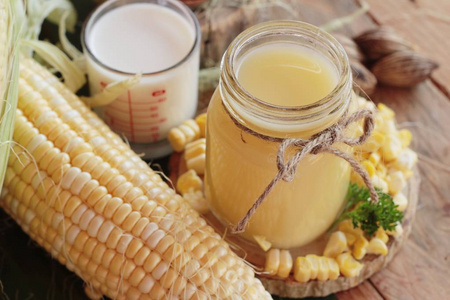 玉米牛奶健康和新鲜的玉米照片