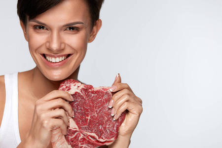 肉.美丽的女人,与原始的红鲜牛肉牛排肉照片