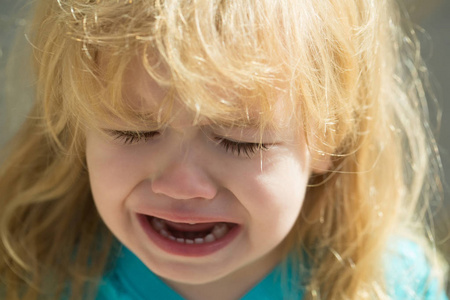 不开心男孩可爱的不开心宝贝男孩哭照片