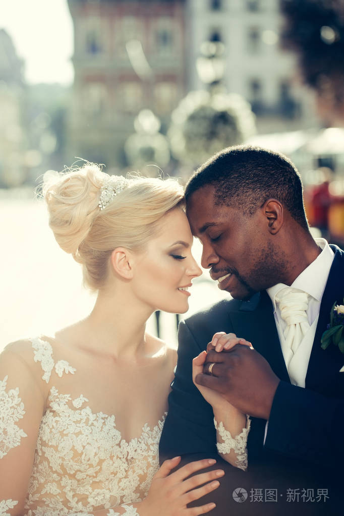 恩爱夫妻的可爱的新娘和非洲裔美国新郎