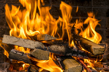 烧烤吊炉燃烧着的木柴在壁炉里附近,烧烤照片