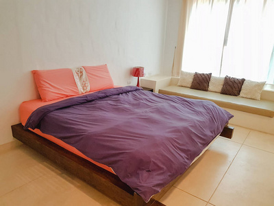 干净的酒店房间配有木制双层床.老式的影响风格图片照片