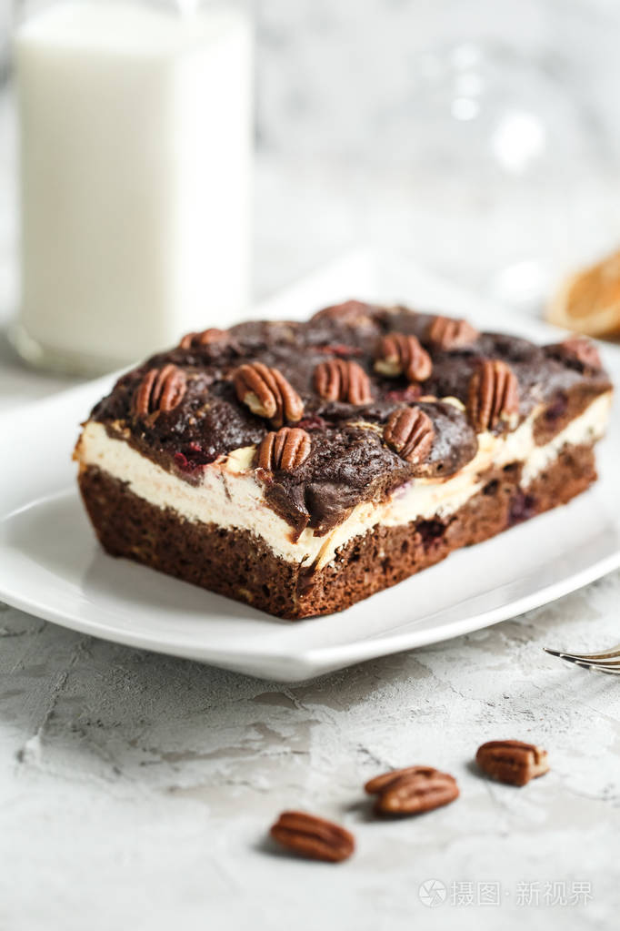 甜点布朗尼芝士蛋糕与螺母