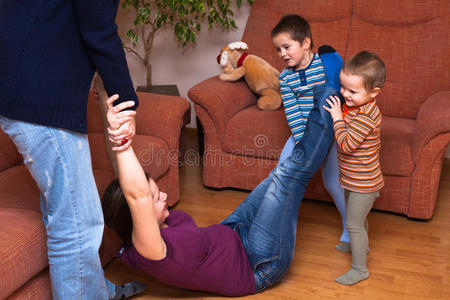 母亲 养育子女 在室内 小孩 儿子 女人 孩子们 沙发 起源