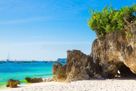 美丽的热带海滩景观，岩石与植被，硒