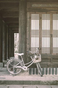 自行车停车反对亚洲风格的房子