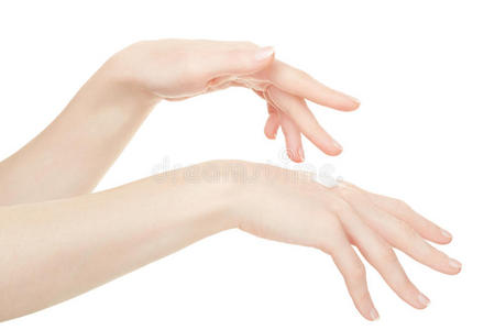 女性的手在白色上涂奶油