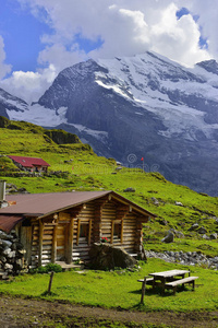 徒步旅行 阿尔卑斯山 风景 伯纳 房子 美丽的 早晨 旗帜