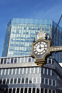 时钟和建筑物