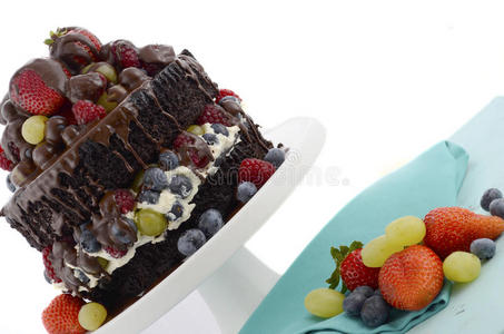 美味的神圣巧克力蛋糕与浆果和奶油。