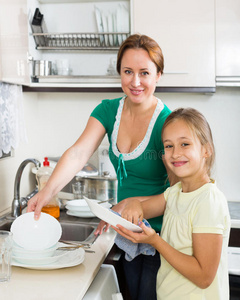 女儿和妈妈洗碗