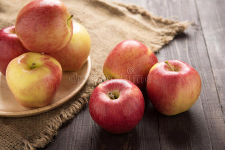 木制背景上新鲜成熟的红色苹果