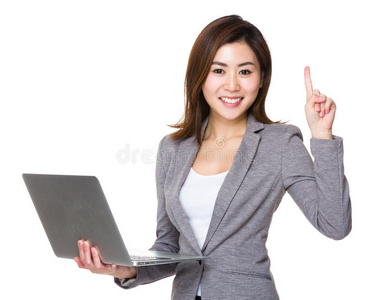 女商人拿着笔记本电脑，竖起手指
