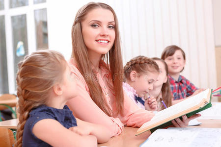 椅子 童年 书桌 公司 年少者 提升 可爱的 课程 小学生