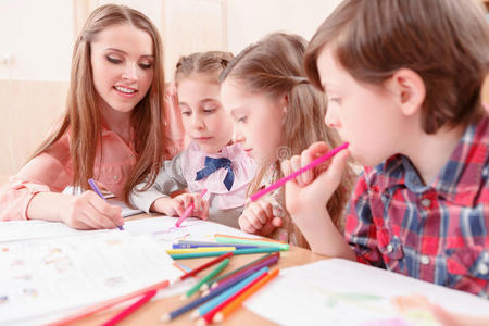 指向 笔记 黑板 女孩 小孩 学生 提升 高的 课程 白种人