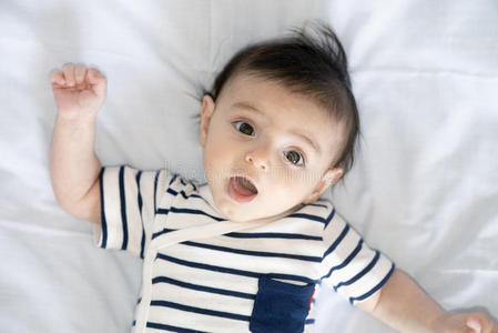 宝贝 男孩 面对 白种人 新生儿 婴儿床 童年 尿布 可爱的