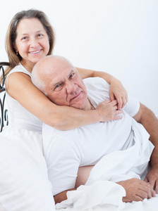 漂亮的老年夫妇在床上。