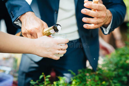 特写人的手拿着一杯香槟