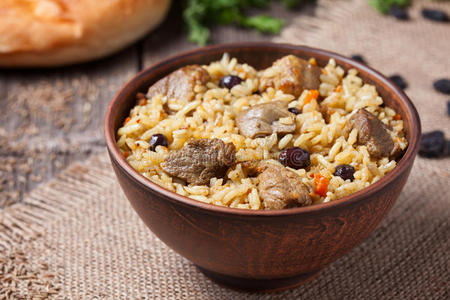 一碗热腾腾的传统阿拉伯民族大米食品