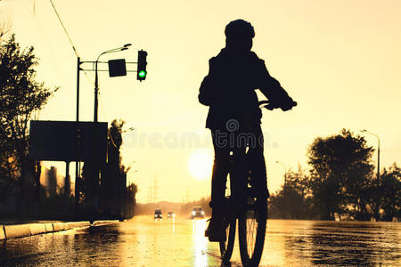 日落时骑自行车