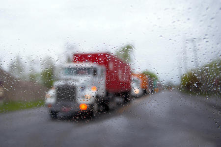 雨滴中迷离的半卡车车队和路上的头灯