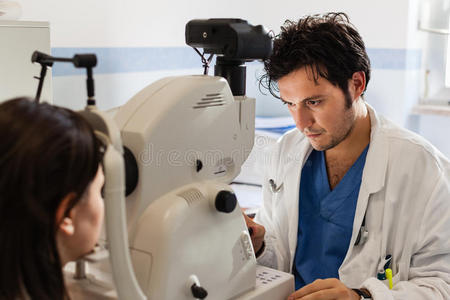 男人 配镜师 眼睛 切口 健康 眼底 显微镜 决心 医学